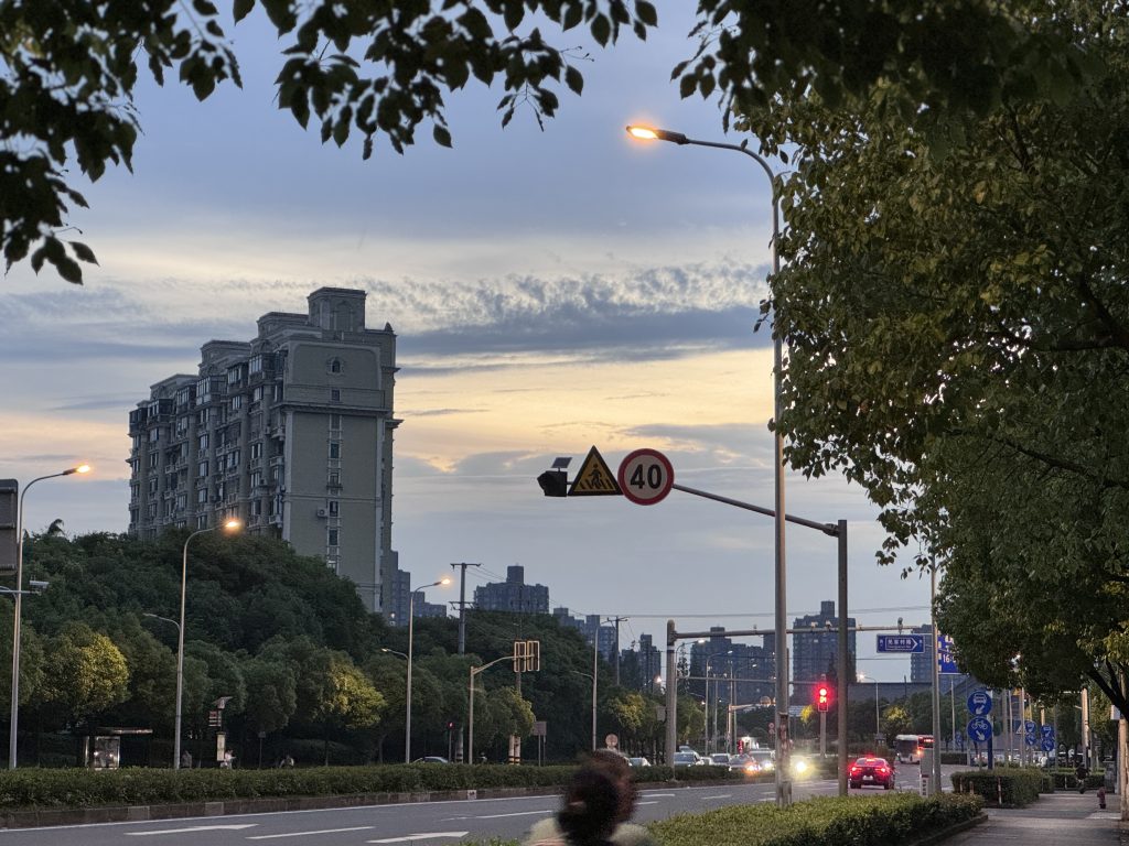 下了一整天的 雨。